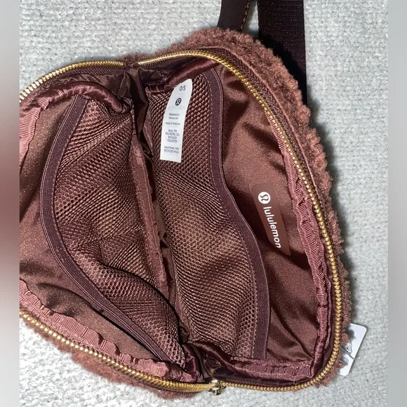Lululemon Everywhere Belt Bag 1L Fleece - Picture 4 of 5